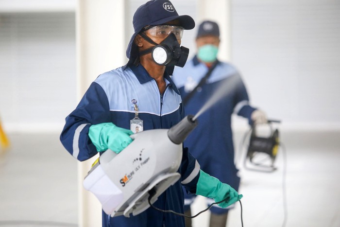 Stadion Akuatik GBK Disemprot Disinfektan Stadion Akuatik di Komplek GBK disemprot disinfektan. Penyemprotan ini guna mencegah penyebaran virus corona yang tengah mewabah.