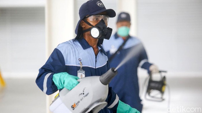 Stadion Akuatik di Komplek GBK disemprot disinfektan. Penyemprotan ini guna mencegah penyebaran virus corona yang tengah mewabah.