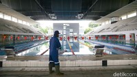 Aktivitas olah raga di GBK Stadium Aquatic juga dihentikan sementara.