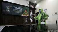 Penyemprotan dilakukan untuk mencegah penyebaran virus corona.