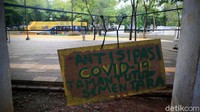 Papan bertuliskan soal penutupan sementara terpampang di salah satu sudut Taman Puring.