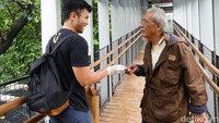 Cairan antiseptik yang dibagikan kepada warga itu sebanyak 500 botol.