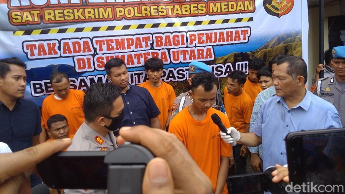 Agung tersangka pembunuhan sopir taksi online ditangkap aparat Polrestabes Medan (Datuk Haris/detikcom)