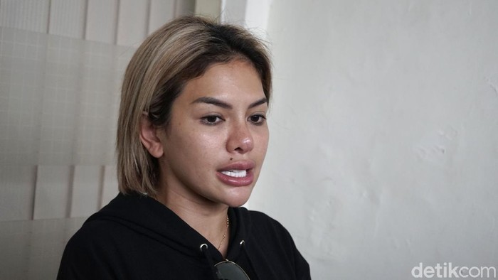 Nikita Mirzani saat ditemui di PN Jaksel.