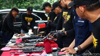 Senpi tersebut disimpan dan dijual oleh para tersangka secara tidak sah.