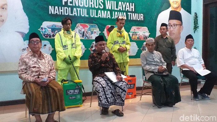 PWNU Jatim mempertanyakan kebijakan pemerintah daerah yang meliburkan sekolah gara-gara virus corona mewabah. Sebab pihaknya menilai, mal hingga tempat hiburan tidak diliburkan sekalian.