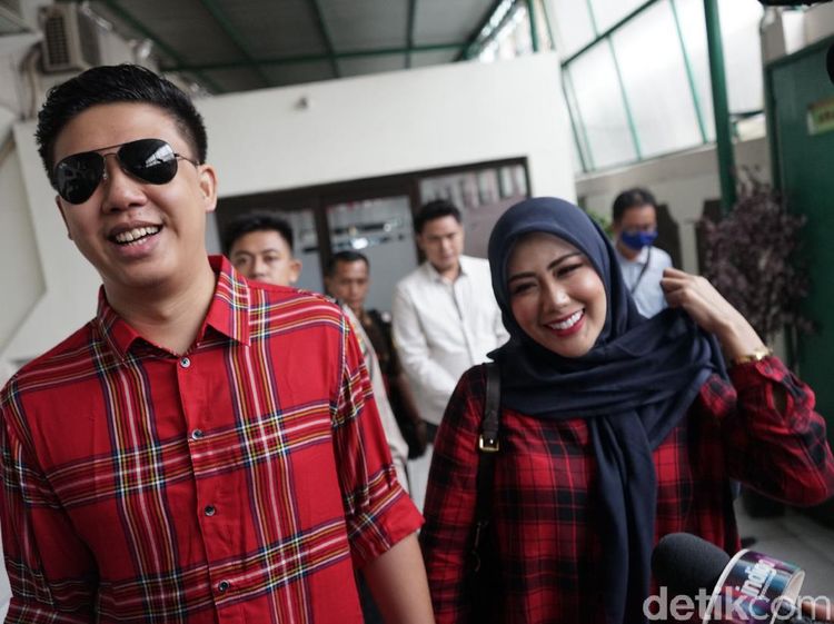 Senyum Pablo Benua dan Rey Utami Jelang Sidang