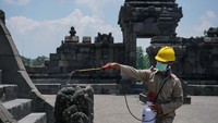 Untuk mencegah penyebaraan virus Corona atau COVID-19 pihak BPCB DIY dan Taman Wisata Candi Prambanan menyemprotkan cairan disinfektan di batuan candi. Foto: ANTARA FOTO/Hendra Nurdiyansyah