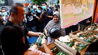 Direktur Sugar Group Companies, Irwan Ang melayani pembelian gula masyarakat di pasar Kramat Jati, Jakarta.