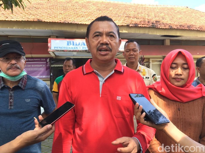 Para pengusaha diminta menutup sementara tempat karaoke dan objek wisata di Kabupaten Mojokerto untuk mencegah penyebaran virus corona. Tidak hanya itu, pelayanan administrasi kependudukan (adminduk) juga dibatasi.