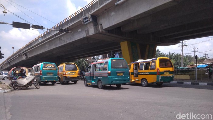 Angkot-Tukang Becak Curhat Sepi Penumpang