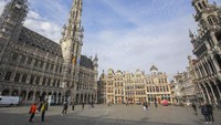 Grand Place adalah pusat kota Brussel, dikelilingi oleh rumah guild yang tercakup dalam detail mewah. Sebagian besar bergaya barok, tetapi Balai Kota Gotik menonjol dengan menara kurus setinggi 96 meter. (AP/Olivier Matthys)