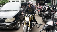 Aksi Nikita Mirzani dengan motor gedenya. Foto: Palevi S/detikFoto