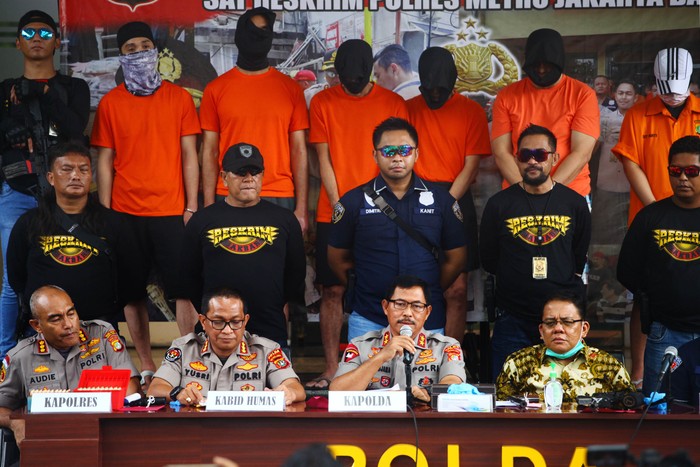 Polda Metro Jaya menangkap JR, AK, GTB, WK, MH, dan AST terkait kepemilikan 24 pucuk senjata api ilegal beserta 12 ribu peluru berbagai kaliber saat rilis di Polda Metro jaya, Jakarta Selatan, Rabu (18/3/2020). Senpi tersebut disimpan dan dijual oleh para tersangka secara tidak sah.