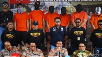 Kapolda Metro Jaya, Irjen Nana Sudjana menggelar jumpa pers terkait penangkapan pemilik 24 pucuk senjata api ilegal beserta 12 ribu peluru berbagai kaliber.