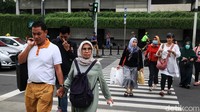Meski telah disarankan menerapkan social distancing, namun masih terlihat warga yang belum menjaga jarak saat berada di kerumunan.