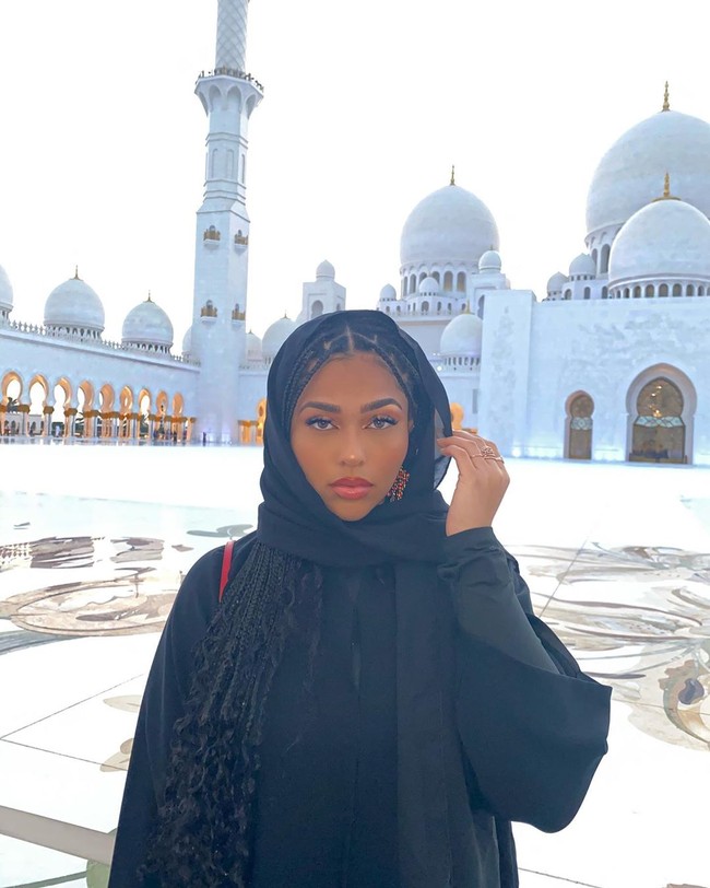 Dalam sejumlah postingannya di Instagram, Jordyn Woods terlihat mengunjungi Mesjid Agung Sheikh Zayed di Abu Dhabi. Ketika itu, ia memamerkan gayanya memakai baju terusan abaya dan kerudung serba hitam. Foto: Instagram @jordynwoods