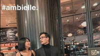 Ini adalah momen Bibi dan Vanessa Angel kala makan malam romantis di sebuah romantis. Mereka juga tampil kompak dengan warna busana yang senada, yaitu hitam. Tak lupa mereka mengabadikan momen di sana. Foto: Instagram @bibliss