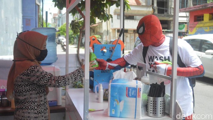 Spiderman Parepare bagikan hand sanitizer dan kampanye cuci tangan (Hasrul Nawir/detikcom)