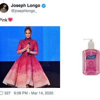 Jennifer Lopez yang mengenakan gaun magenta bergradasi putih, disamakan dengan hand sanitizer Purell. Wah, memang mirip ya! Foto: Twitter