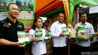 Bulog bekerja sama dengan Sugar Group Companies melakukan Operasi Pasar Stok Pangan ke pedagang Pasar Inpres Kramat Jati dalam rangka Gerakan Stabilitas Pangan. Data operasi pasar gerakan stabllitas pangan gulaku ini bersiap mengeluarkan 10 ton dalam kurun waktu 7 hari di 5 pasar Ibu Kota.