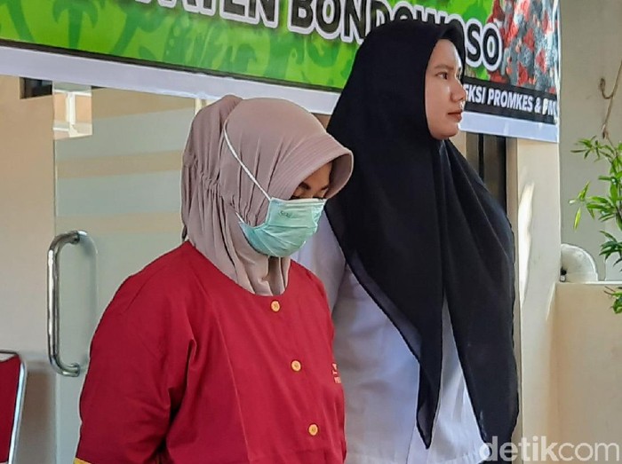 Polisi menangkap wanita penyebar hoaks tentang virus corona di Bondowoso. Pelaku menyebarkan hoaks agar terlihat keren.