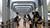 Pembagian hand sanitizer secara gratis itu sebagai upaya untuk mencegah penyebaran virus corona di Indonesia.
