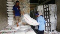 Saat ini stok beras di Pasar Induk Beras Cipinang mencapai 30.101 ton.