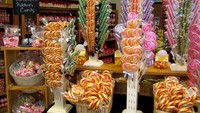 Puas jalan-jalan dan melihat proses pembuatan permen di pabrik, pengunjung juga bisa berbelanja aneka permen segala bentuk dan cokelat enak buatan Hammonds Candies. Foto: Istimewa