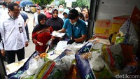 Perum Bulog bersama dengan Sugar Group Companies menggelar operasi pasar komoditas pangan dalam rangka Gerakan Stabilitas Pangan di Pasar Kramat Jati, Jakarta Timur, Rabu (18/3/2020).