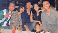 Momen makan bersama dengan Vanessa Angel tidak hanya di restoran atau kafe. Vanessa Angel juga sering masak di rumah. Lihat banyak menu rumahan sederhana yang sudah dijajakan oleh Vanessa di atas meja. Foto: Instagram @bibliss