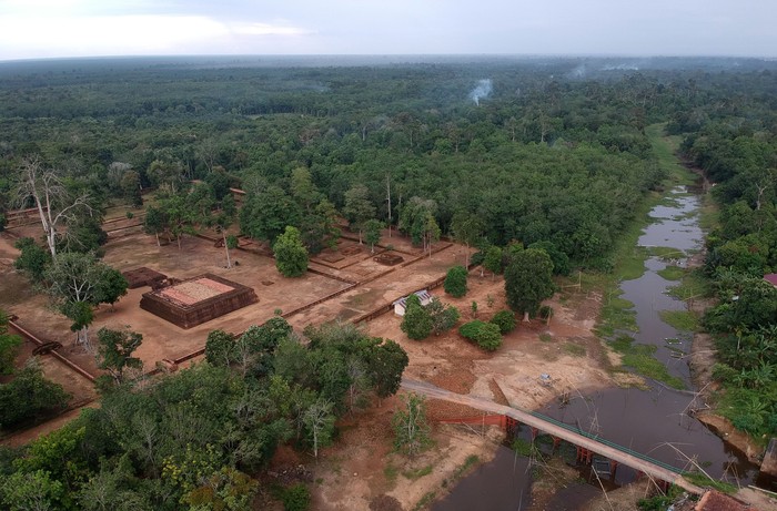 Foto aerial Candi Kedaton, Kawasan Percandian Muarajambi, Jambi, Selasa (17/3/2020). Balai Pelestarian Cagar Budaya (BPCB) Jambi menutup sementara kawasan percandian terluas di Asia Tenggara itu sejak 16-29 Maret 2020 guna mengantisipasi penyebaran virus corona (COVID-19). ANTARA FOTO/Wahdi Septiawan/aww.