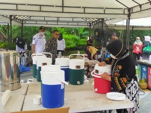 Pemkot Surabaya Bagikan Jamu dan Telur Rebus ke Warga Cegah Corona