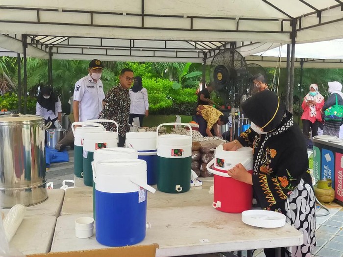 Pemkot Surabaya mendirikan posko dapur di Taman Surya