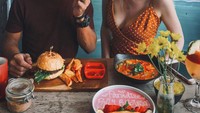 Dalam banyak unggahan di instagramnya, Polly yang asli Inggris mengaku sangat jatuh cinta pada sang suami. Berbagai momen penuh kasih sayang pun dibagikan, termasuk saat makan bersama. Foto: instagram @pollyoddsock