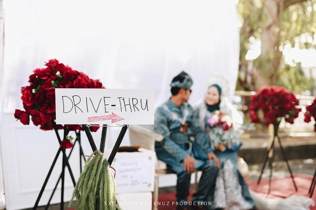 Momen pernikahan tersebut diabadikan okeh pengguna Facebook bernama Dinas Bridal. Pada keterangan yang ada di Facebook Dinas Bridal ada empat langkah yang diminta pasangan pengantin tersebut kepada para tamu pernikahan mereka. Foto: Facebook Dinas Bridal