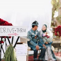 Momen pernikahan tersebut diabadikan okeh pengguna Facebook bernama Dinas Bridal. Pada keterangan yang ada di Facebook Dinas Bridal ada empat langkah yang diminta pasangan pengantin tersebut kepada para tamu pernikahan mereka. Foto: Facebook Dinas Bridal