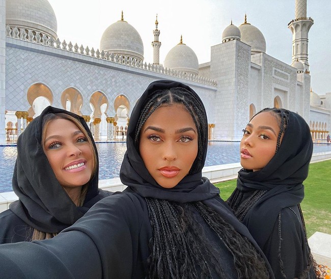 Meski virus Corona masih sedang jadi kekhawatiran, beberapa waktu lalu Jordyn Woods dan tiga temannya liburan ke Abu Dhabi, UEA. Saat di sana, mantan sahabat Kylie Jenner tersebut sempat mendapat kritikan netizen karena tampil dengan baju abaya di sebuah mesjid. Foto: Instagram @jordynwoods