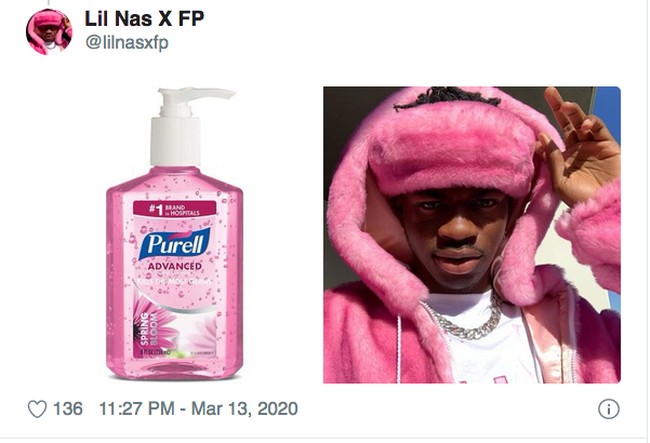 Rapper Lil Nas dan hand sanitizer Purell warna pink. Mirip banget! Foto: Twitter