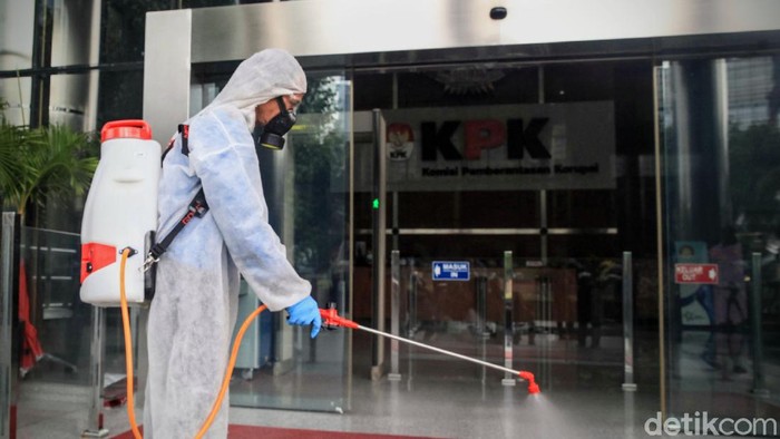 Petugas menyemprot cairan disinfektan di Gedung KPK, Jakarta, Rabu (18/3/2020). Hal itu dilakukan untuk meminimalisir penyebaran virus corona.