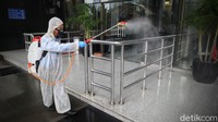 Pagar dan terasi disemprot disinfektan.