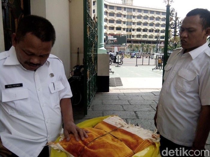 Gubsu Edy Kirim 350 Sajadah Kecil ke Masjid Raya Medan