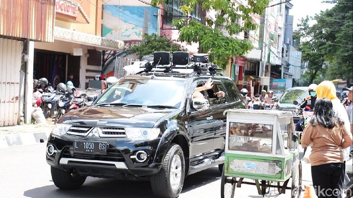 Wali Kota Surabaya Tri Rismaharini terus berupaya melakukan pencegahan  penyebaran wabah virus corona di Kota Surabaya. Bentuk upaya yakni dengan turun langsung keliling mensosialisasian cara hidup sehat.