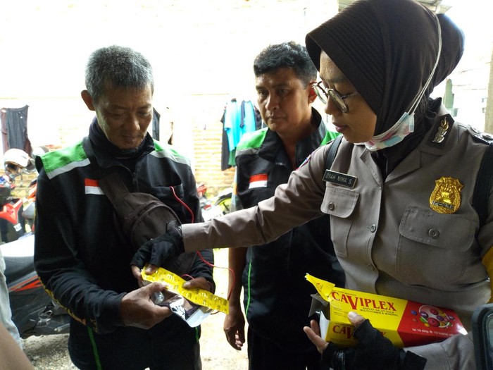 Polisi Bagi-Bagi Masker, Hand Sanitizer dan Vitamin Gratis