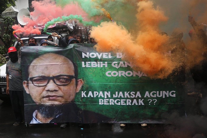 Bakar Ban Warnai Aksi Demo di Kejagung