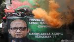 Bakar Ban Warnai Aksi Demo di Kejagung