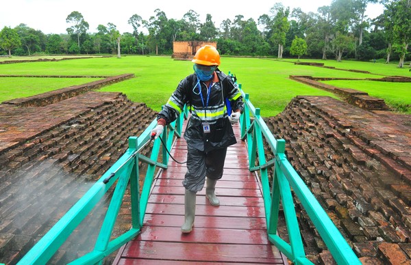 Petugas Balai Pelestarian Cagar Budaya (BPCB) Jambi menyemprotkan cairan disinfektan di halaman Candi Gumpung, Kawasan Percandian Muarajambi, Jambi, Selasa (17/3/2020). Penyemprotan kawasan wisata unggulan Provinsi Jambi itu bertujuan mengantisipasi penyebaran virus corona (COVID-19). Foto: ANTARA FOTO/Wahdi Septiawan Petugas Balai Pelestarian Cagar Budaya (BPCB) Jambi menyemprotkan cairan disinfektan di halaman Candi Gumpung, Kawasan Percandian Muarajambi, Jambi, Selasa (17/3/2020). Penyemprotan kawasan wisata unggulan Provinsi Jambi itu bertujuan mengantisipasi penyebaran virus corona (COVID-19). Foto: ANTARA FOTO/Wahdi Septiawan