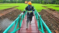 Petugas Balai Pelestarian Cagar Budaya (BPCB) Jambi menyemprotkan cairan disinfektan di halaman Candi Gumpung, Kawasan Percandian Muarajambi, Jambi, Selasa (17/3/2020). Penyemprotan kawasan wisata unggulan Provinsi Jambi itu bertujuan mengantisipasi penyebaran virus corona (COVID-19). Foto: ANTARA FOTO/Wahdi Septiawan