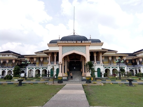 Terletak di Jl Brigjen Katamso, Istana Maimoon adalah bangunan dengan perpaduan gaya Melayu, Eropa, Persia, dan India. Sekilas, bangunan ini berbentuk masjid, tetapi ada banyak peninggalan bersejarah yang menarik di dalamnya. Istana ini sudah ada sejak 1888 yang dibangun oleh Sultan Mamun Al Rasyid Perkasa Alamsyah.(Ahmad Arfah/detikcom) Terletak di Jl Brigjen Katamso, Istana Maimoon adalah bangunan dengan perpaduan gaya Melayu, Eropa, Persia, dan India. Sekilas, bangunan ini berbentuk masjid, tetapi ada banyak peninggalan bersejarah yang menarik di dalamnya. Istana ini sudah ada sejak 1888 yang dibangun oleh Sultan Mamun Al Rasyid Perkasa Alamsyah.(Ahmad Arfah/detikcom)