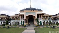 Terletak di Jl Brigjen Katamso, Istana Maimoon adalah bangunan dengan perpaduan gaya Melayu, Eropa, Persia, dan India. Sekilas, bangunan ini berbentuk masjid, tetapi ada banyak peninggalan bersejarah yang menarik di dalamnya. Istana ini sudah ada sejak 1888 yang dibangun oleh Sultan Mamun Al Rasyid Perkasa Alamsyah.(Ahmad Arfah/detikcom)
